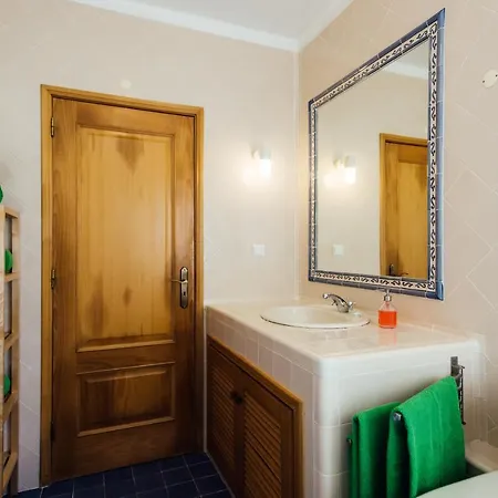 Lahoulou House Ferienhaus *